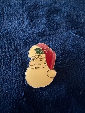 Vintage Santa Claus Enamel Pin — Red Hat, Cream Face